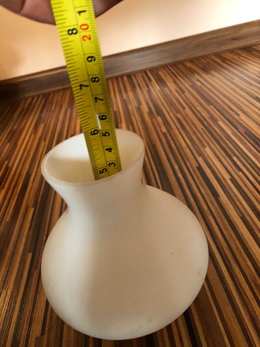 Stary żyrandol drewniany z białymi kloszami