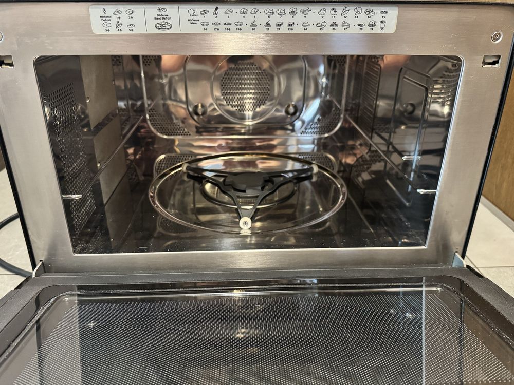 Kuchenka mikrofalowa WHIRLPOOL JT 469 BL