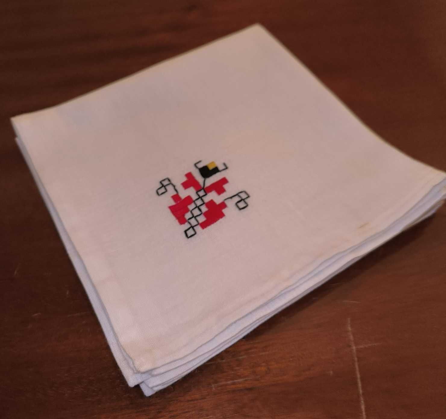 Białe serwetki 3 sztuki nowe haft czerwony czarny żółty