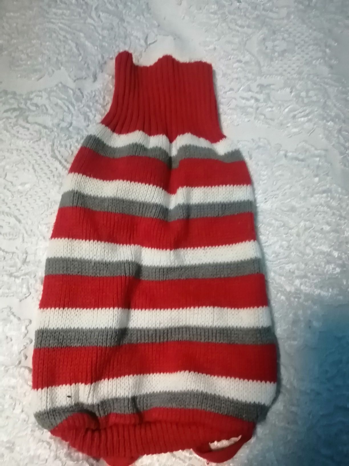 Roupa vermelho às riscas para animais