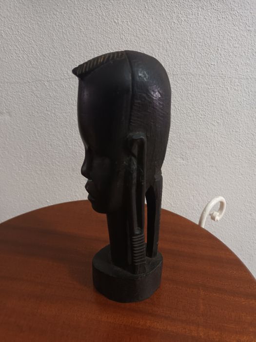 Busto de madeira de pau preto