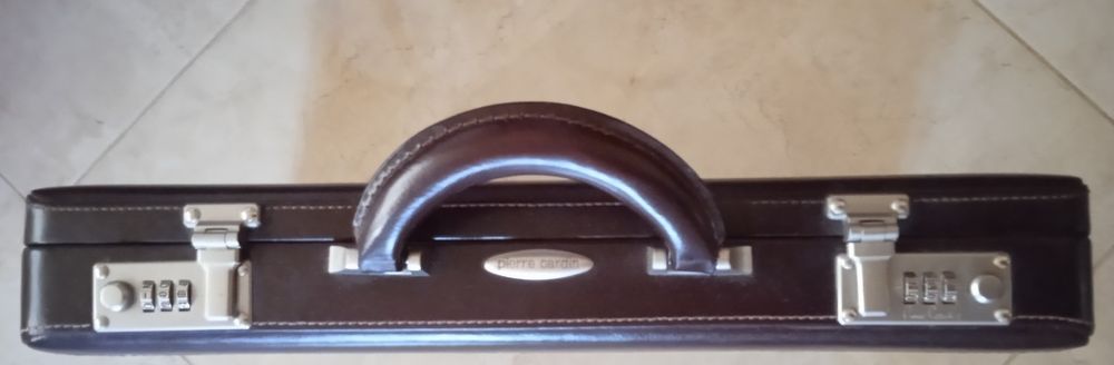 Дипломат "П'єр Карден".