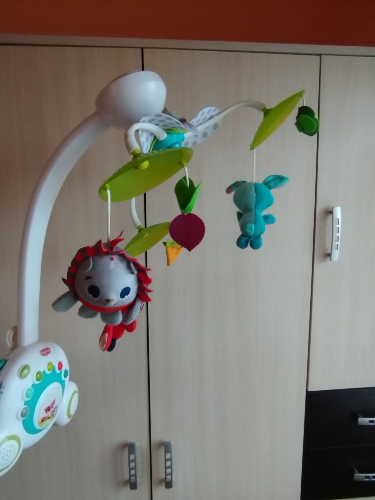 Karuzela Tiny love, zabawa na łące