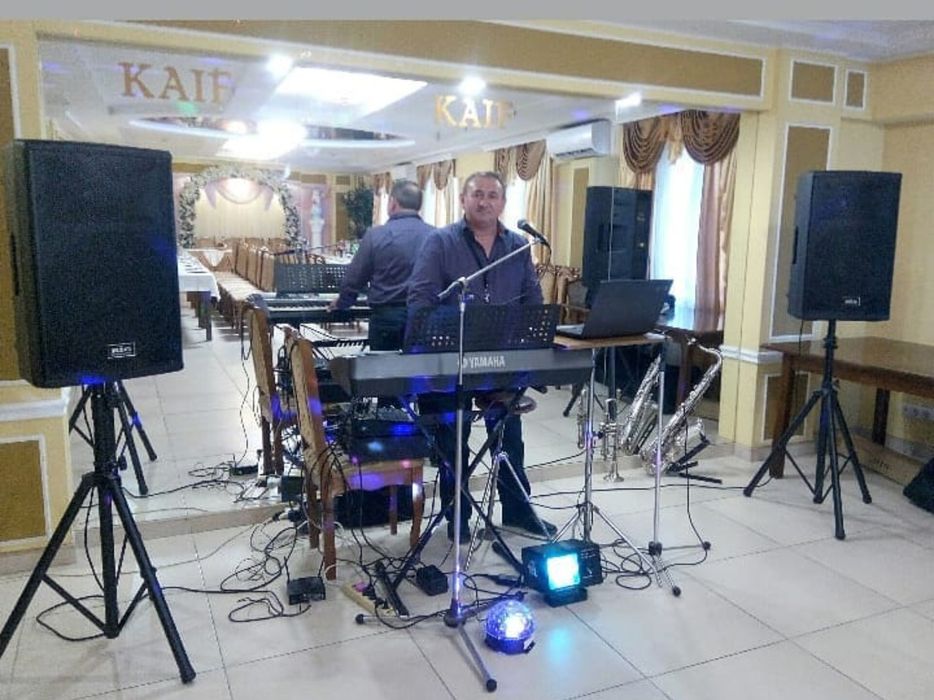 Жива музика на свято і діджей.