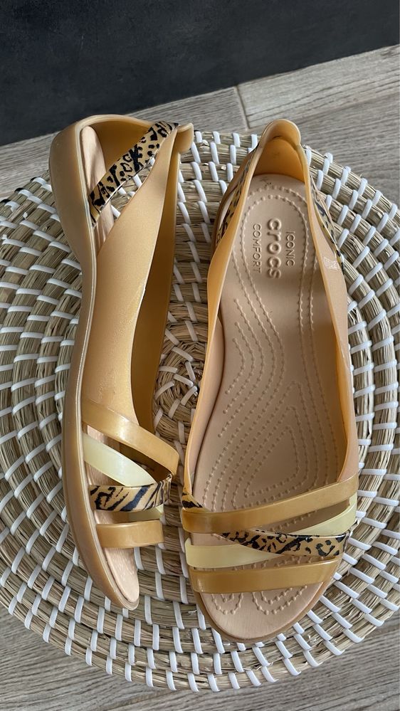 Crocs sandały Isabella Grph Huarache 2 Flat Dark Gold/Gold W7 37/38