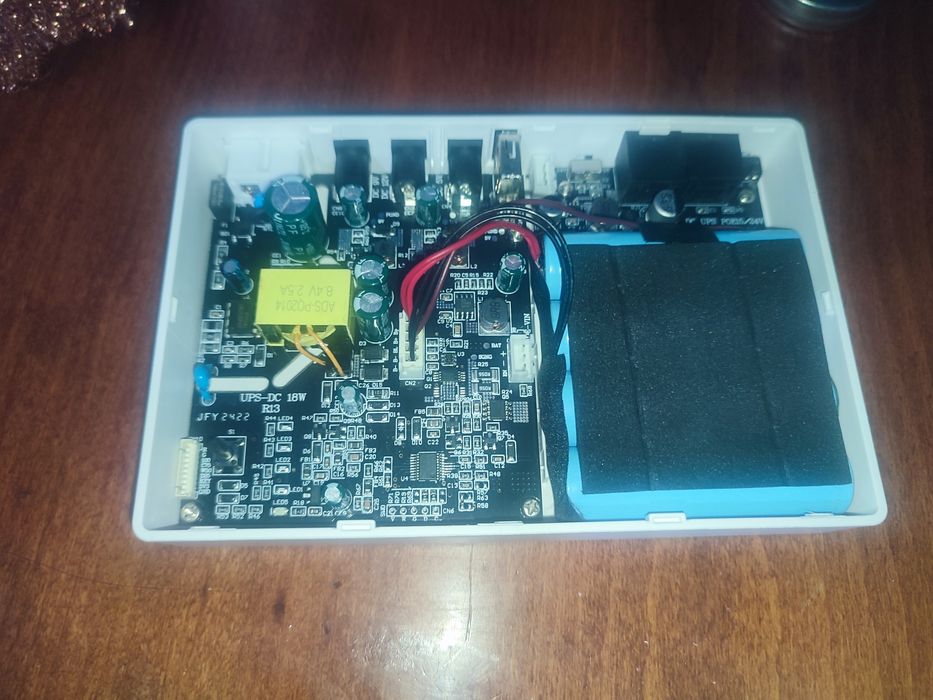 Міні UPS DC1018P, безперебійник Перепаковка на новые акб