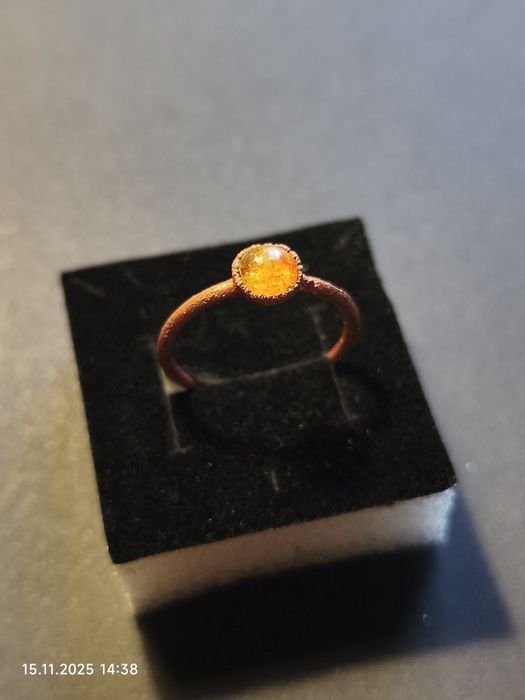 Pierścionek miedziany z małym kamieniem słonecznym, średnica  19 mm.