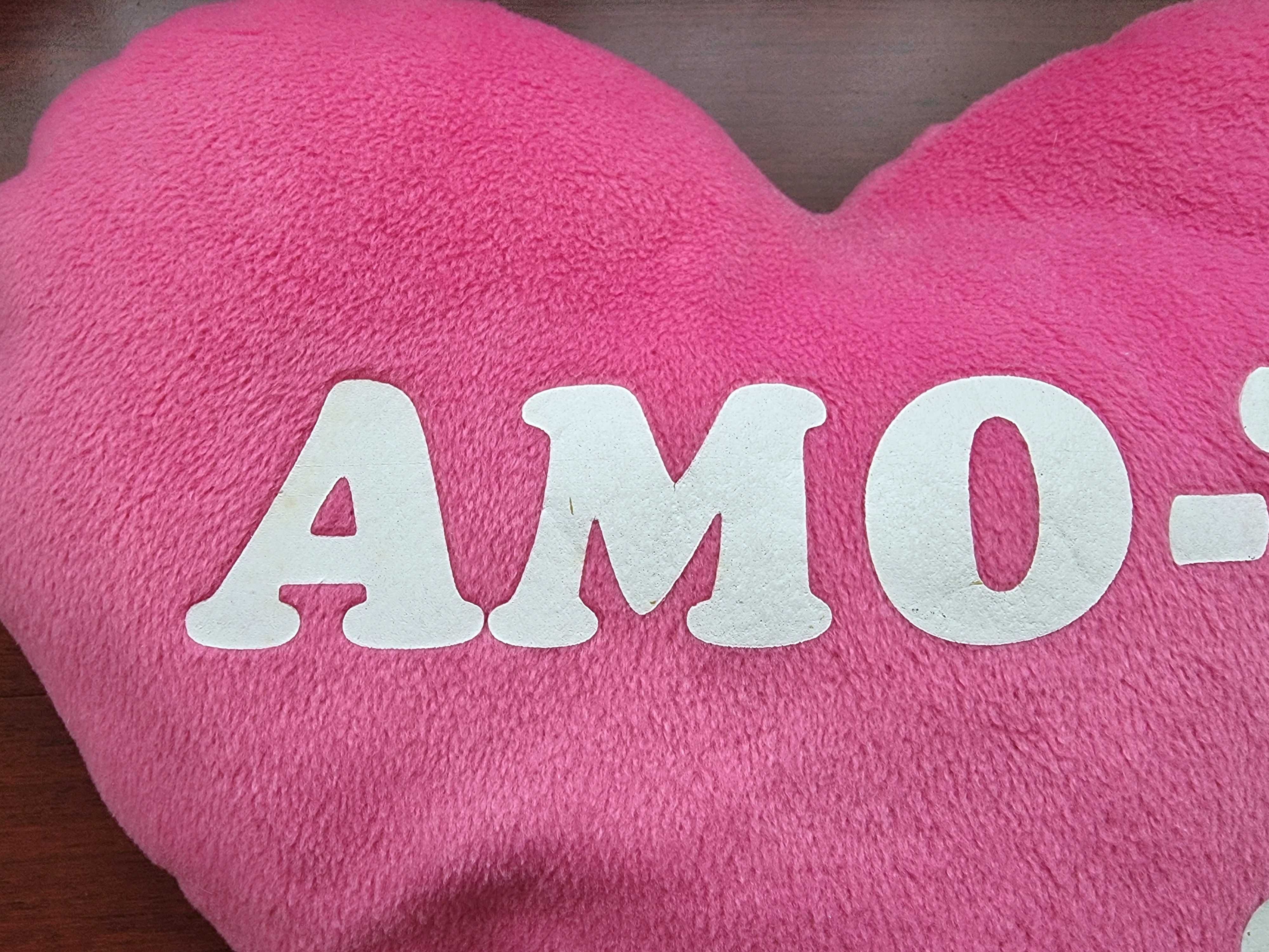Almofada rosa em formato de coração "AMO-TE"