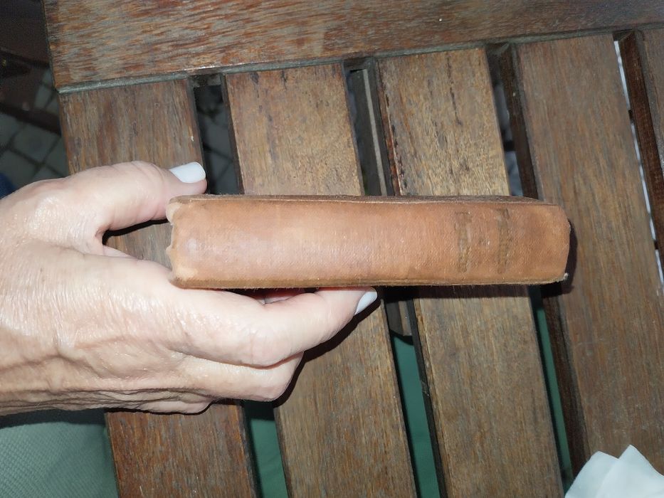 Livro antigo intitulado "Salmos e Hinos", publicado pela Livraria Evan