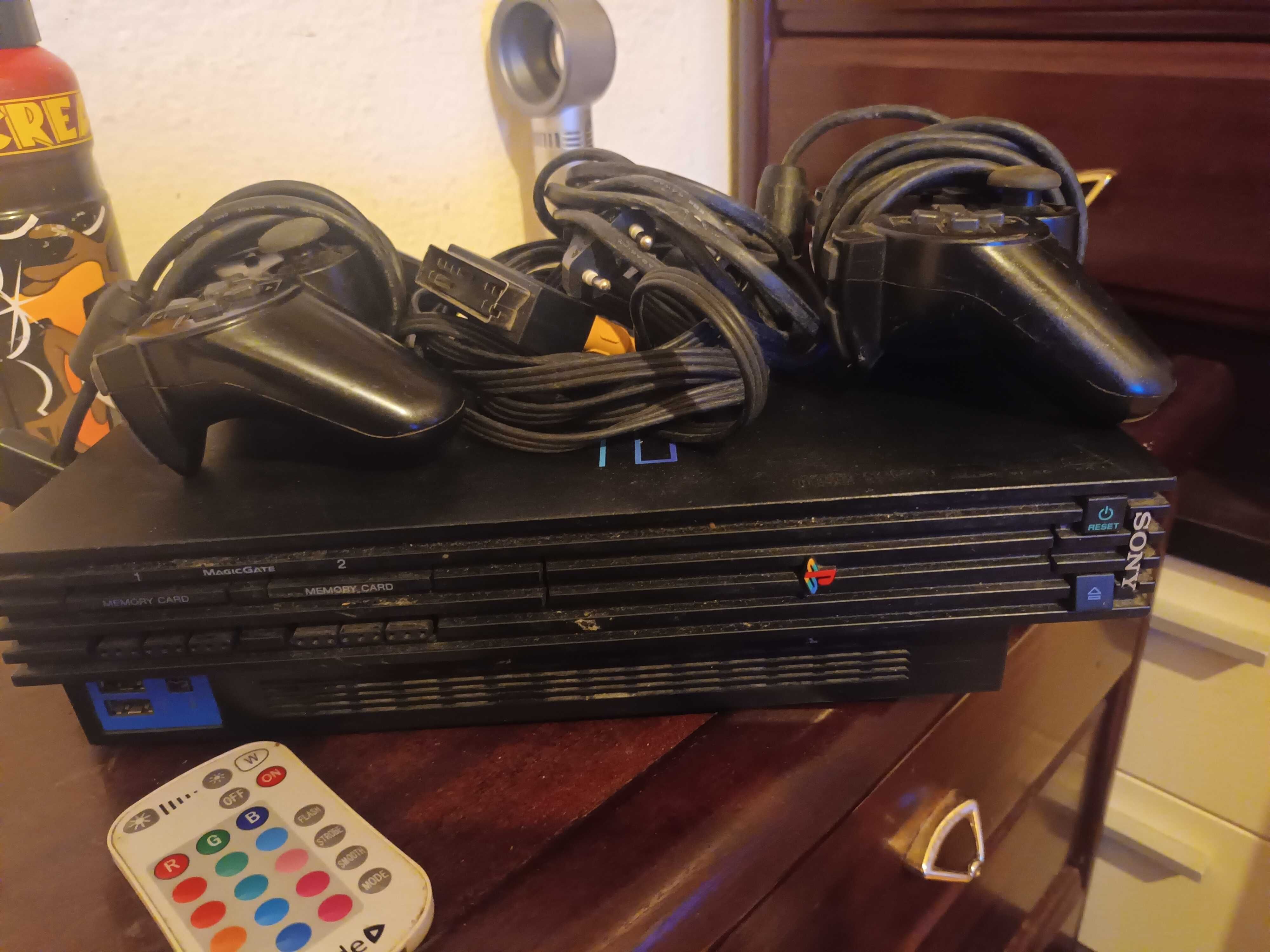 Playstation em bom estado com 2 comandos e a Playstation 2