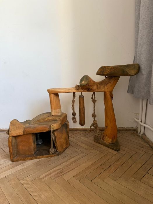 Ręcznie wykonany drapak dla kota z litego drewna – unikatowy design