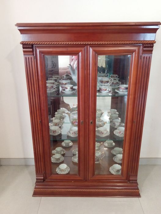 Cristaleira em cerejeira