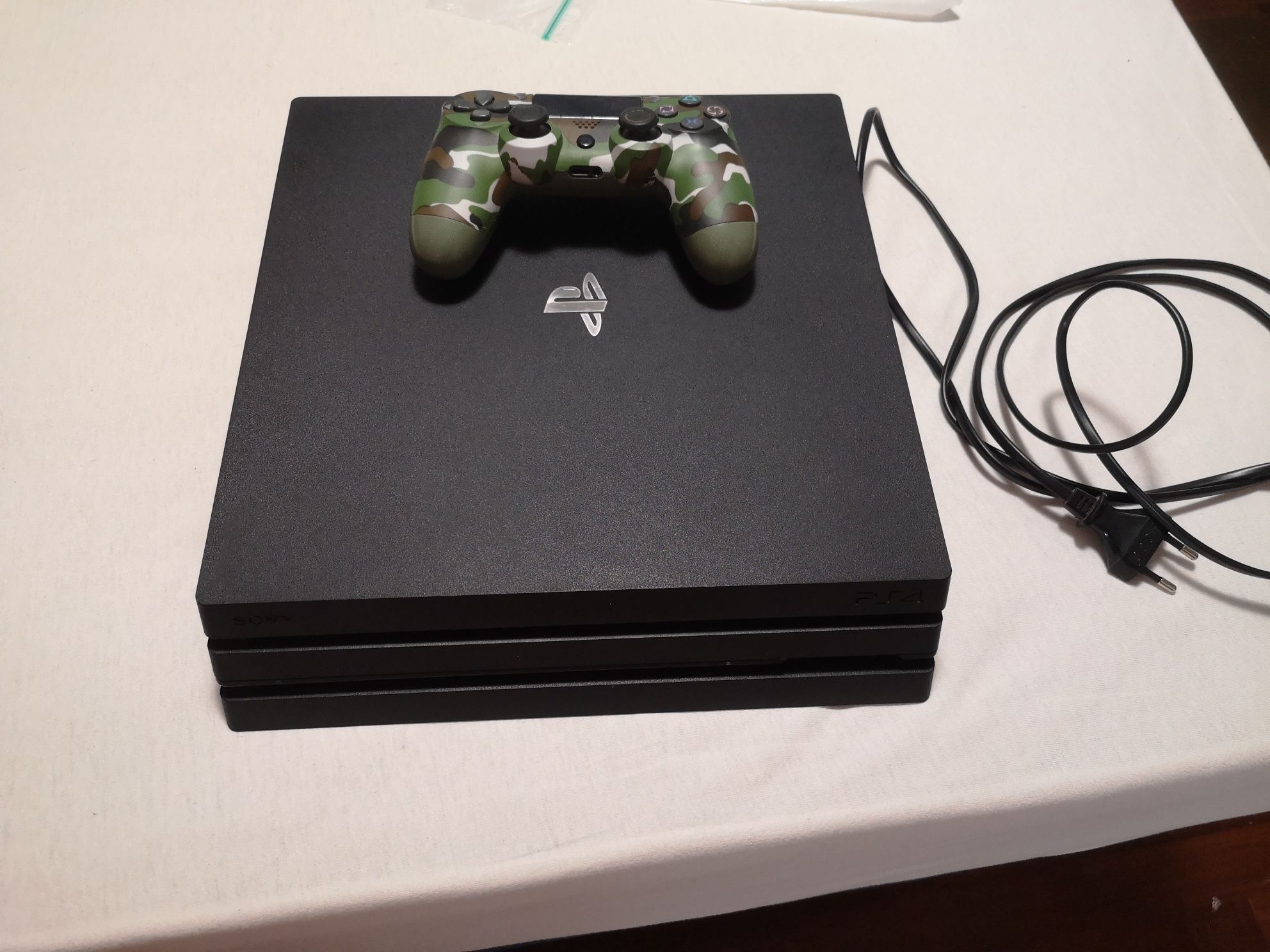 PlayStation 4 pro usada com 2 comandos não originais.