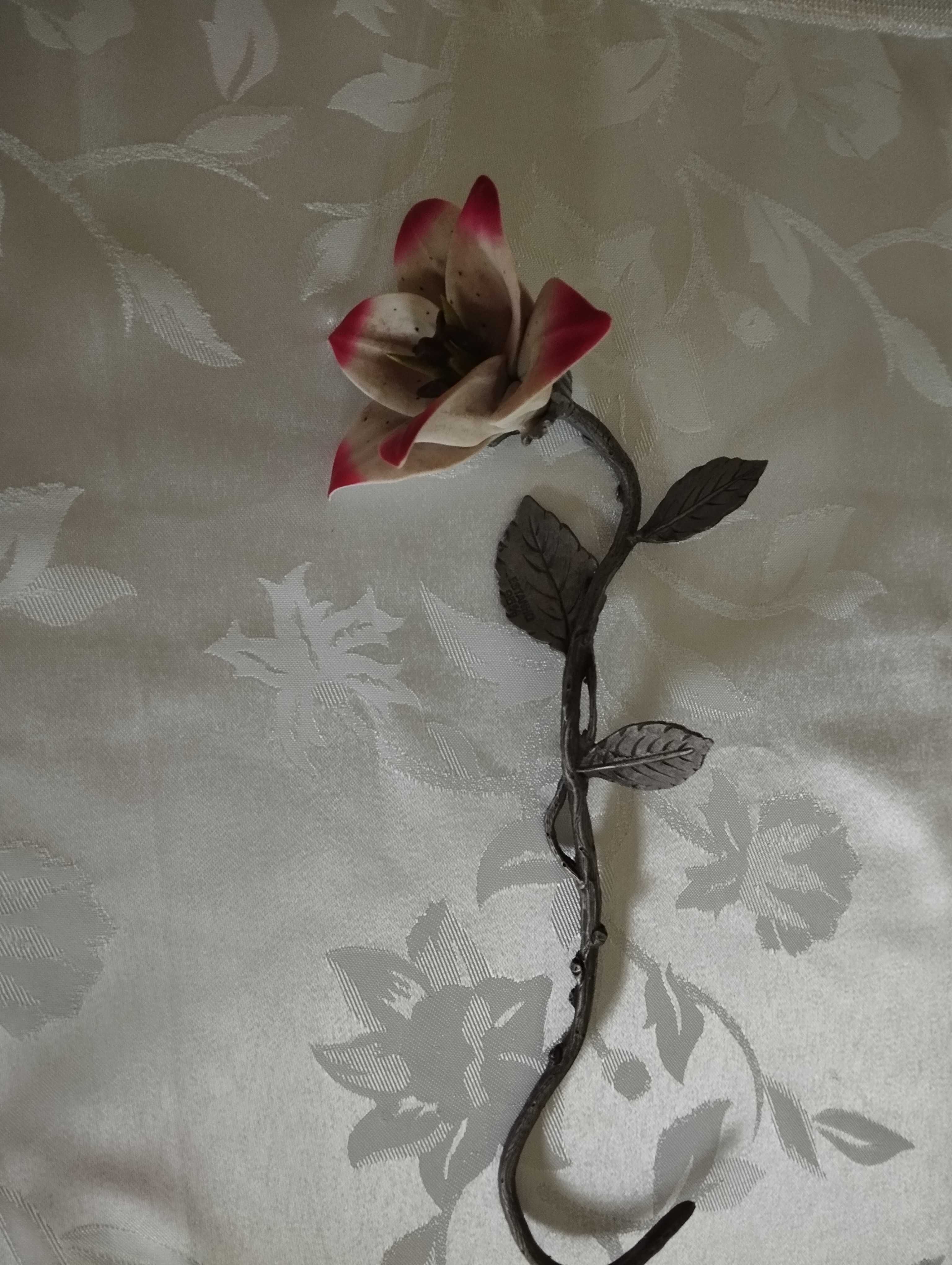 Flor em estanho e porcelana.