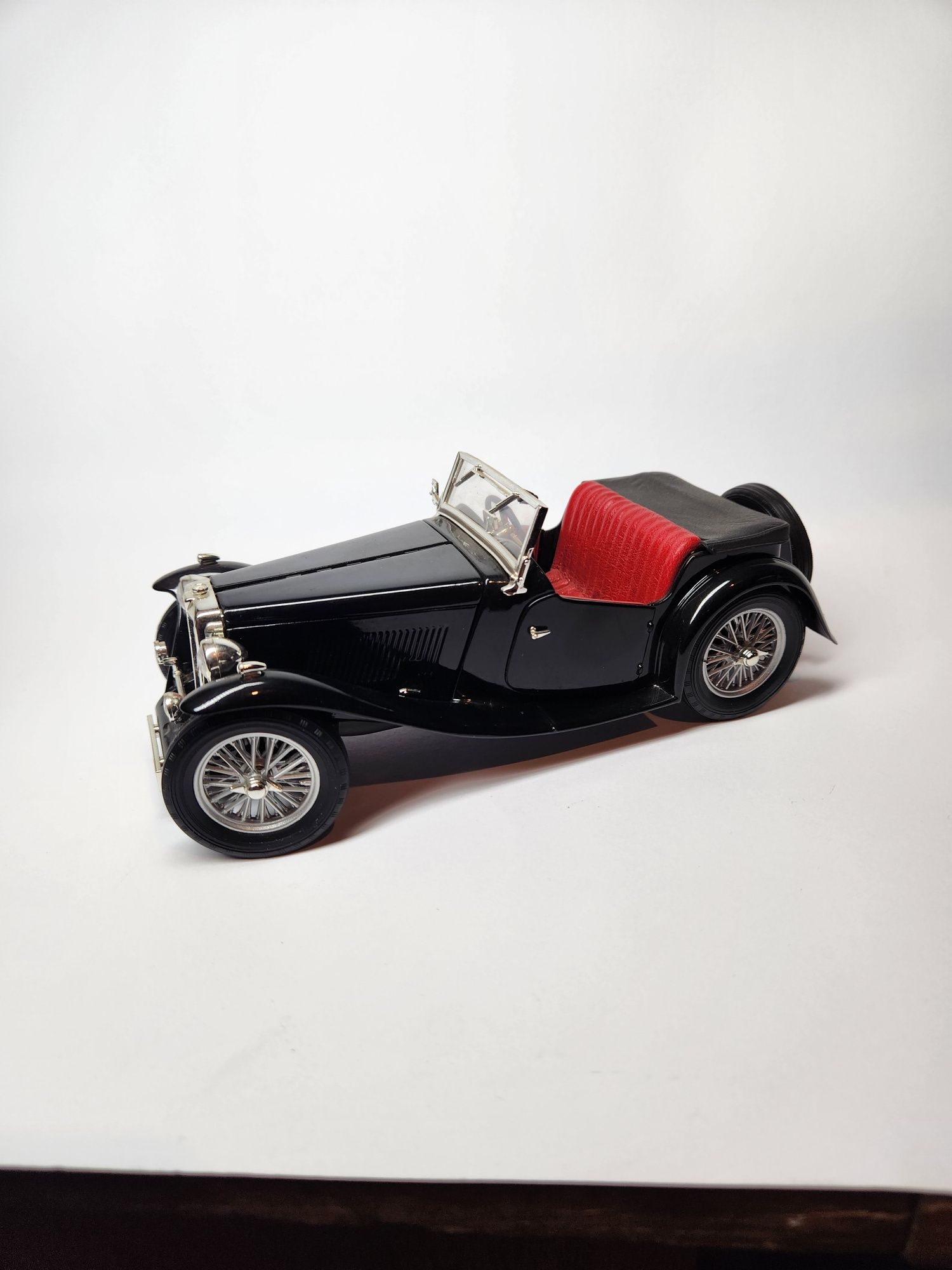 Samochód Road Signature 1/18 1947 MG TC Midget model kolekcjonerski