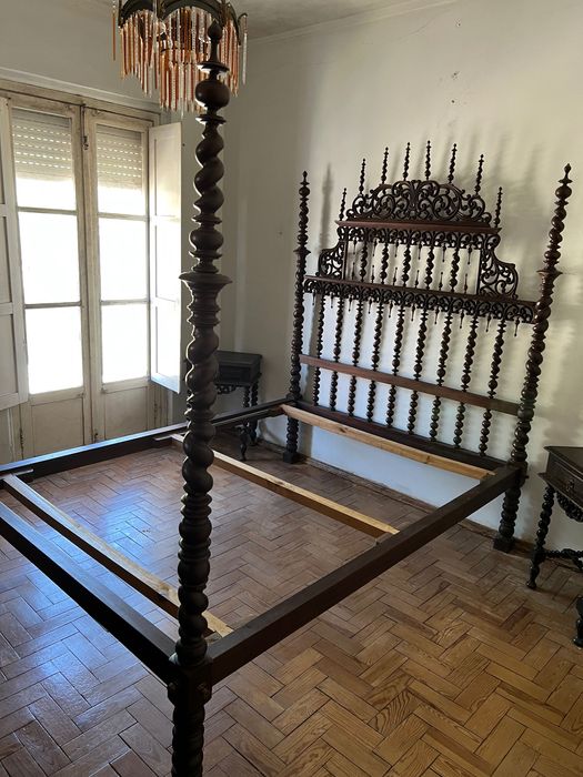 Mobília de quarto em madeira trabalhada