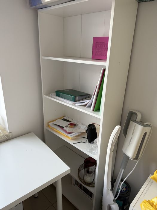 Biały regał z półkami Jysk