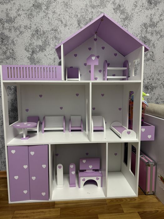 Будиночок для барбі з меблями.