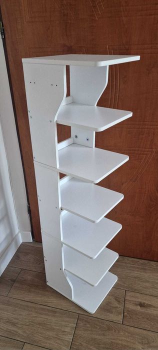 Biała wąska szafka na buty 6 półek 2 boczne haki na klucze LOFT