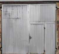 Brama garażowa  ocieplona 4 x 4  drzwi serwisowe