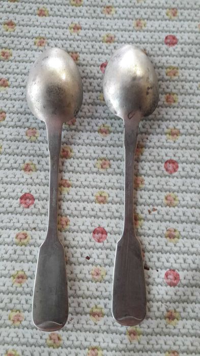 Столовые старые вилки и ложки с клеймами.