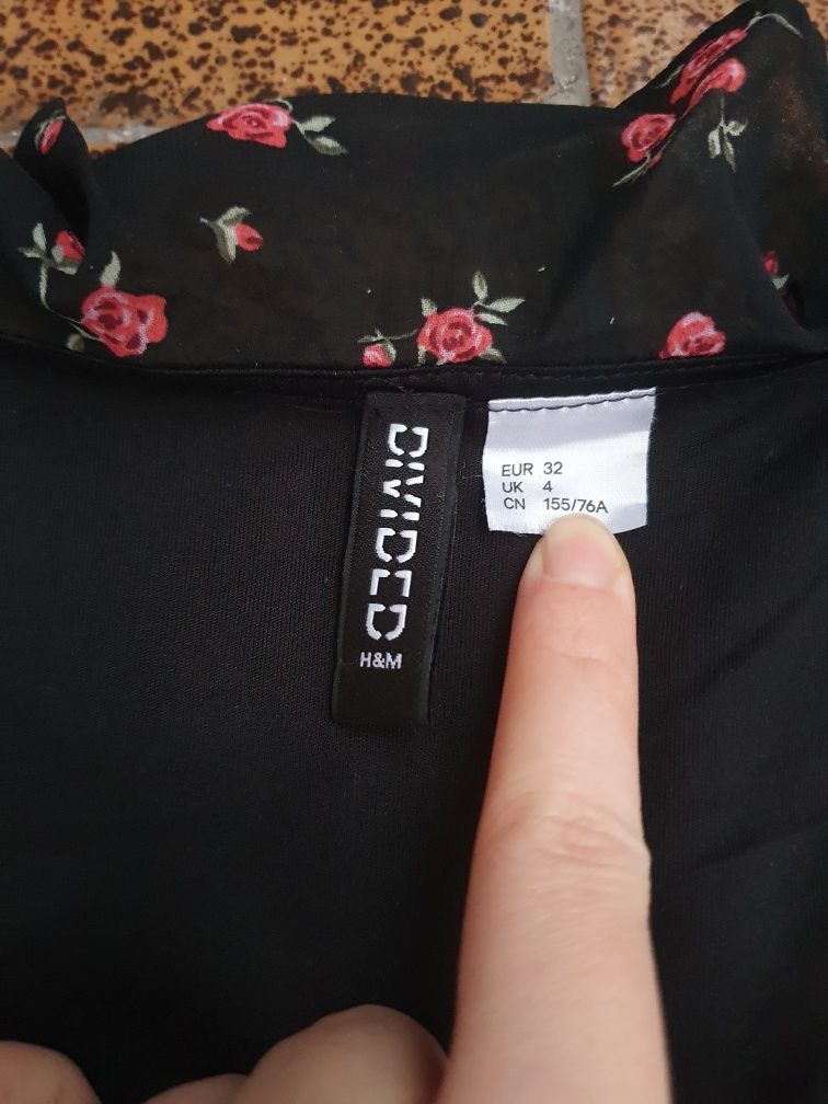 Bluzka mgiełka w kwiaty z rozszerzanymi rękawami pastel goth