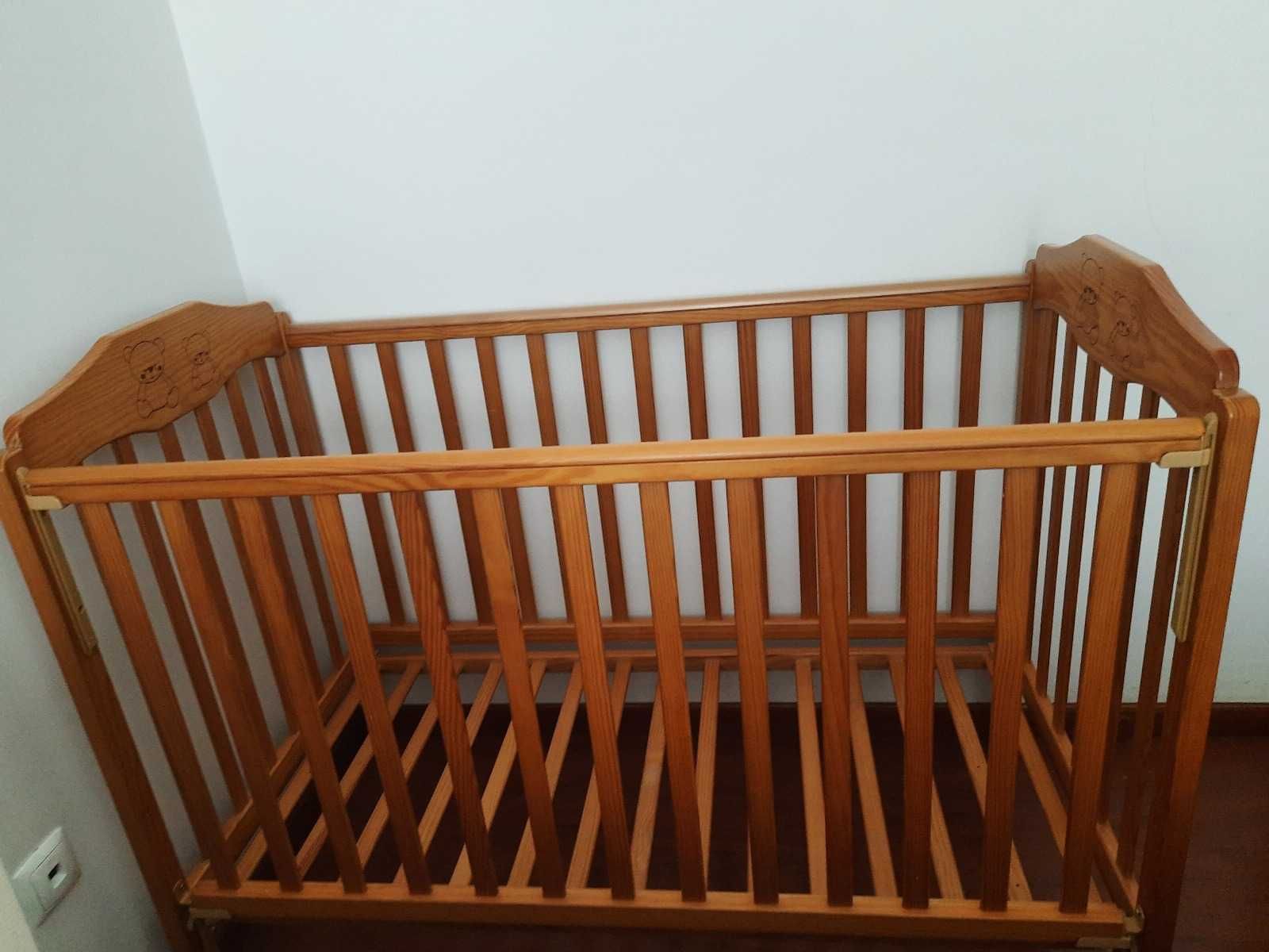 Berço para bebé em madeira de cerejeira