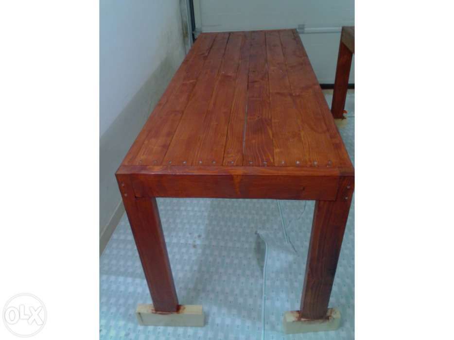 Conjunto de mesa e bancos