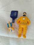 Duas figuras do Tintim. Milu e o Capitão Haddock. Caminhamos na Lua