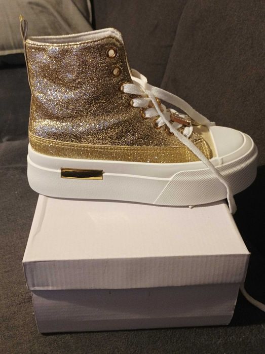 Trampki damskie w kolorze złotym.