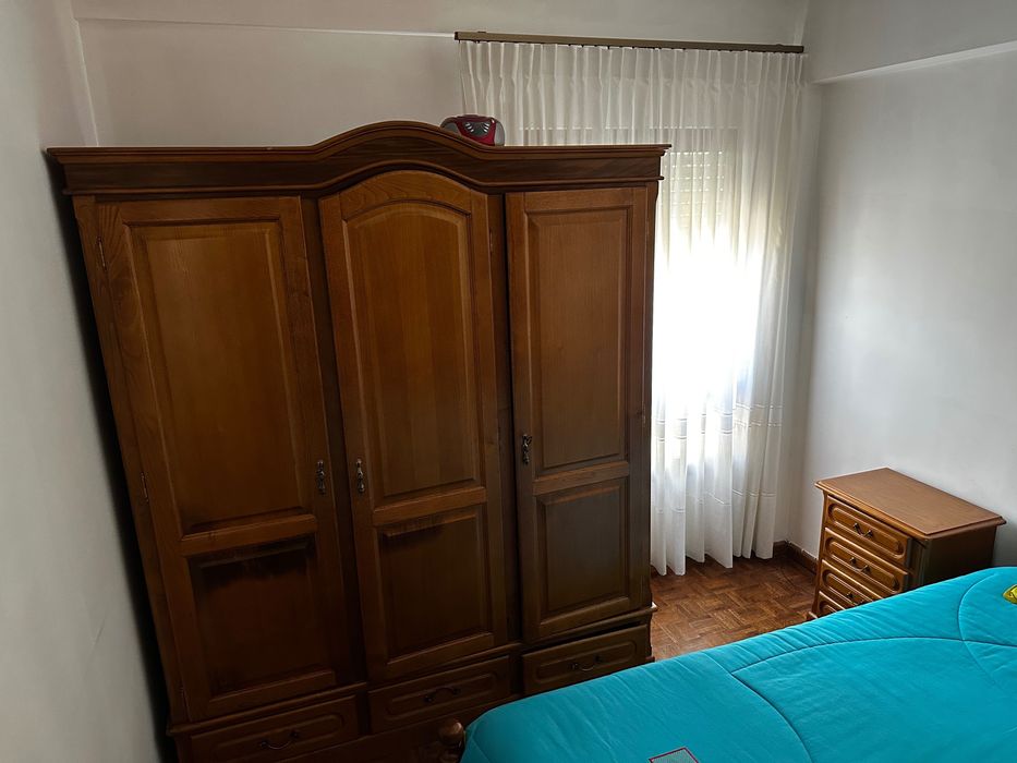 Mobília de quarto em madeira maciça