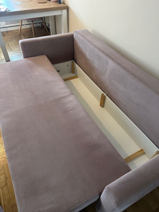 Różowa kanapa z funkcją spania