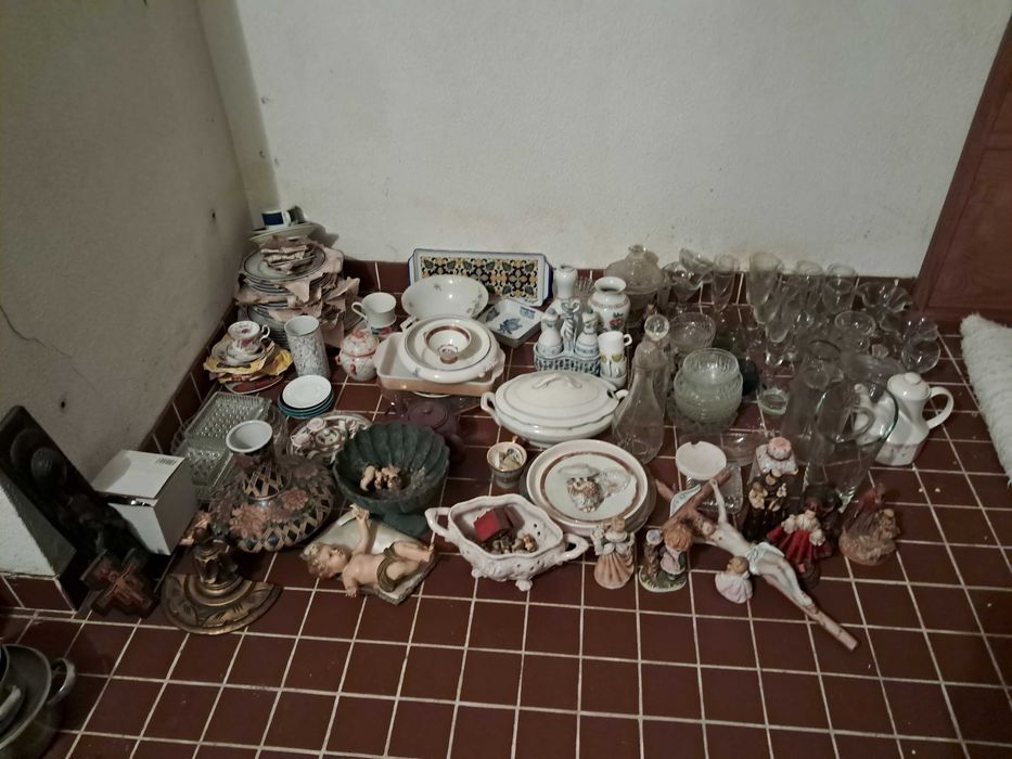 Lote de louças antigas e objectos de decoração