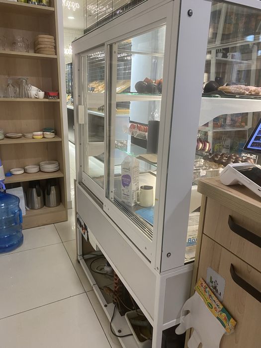 Холодильна кондитерська вітрина