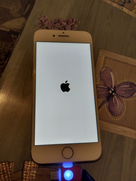 iPhone 8 ,без батареї!