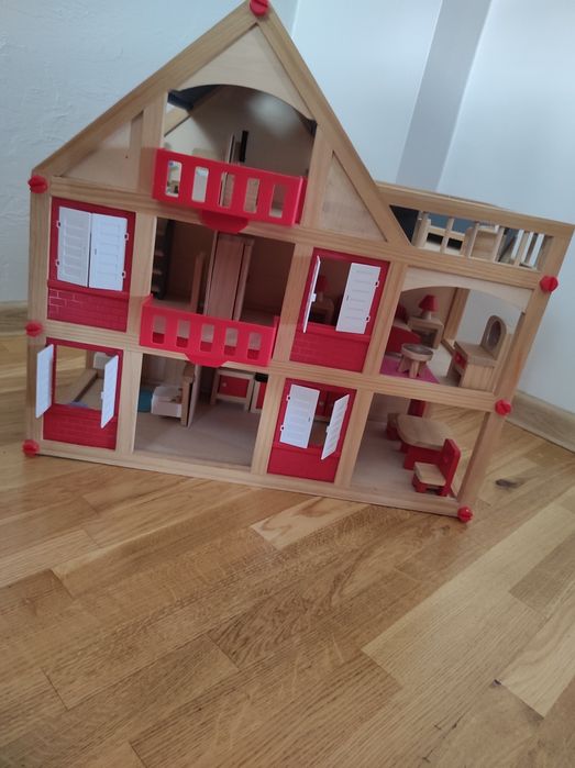 Domek drewniany dla lalek z mebelkami