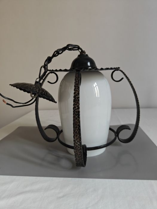 Lampa wisząca metaloplastyka z białym kloszem