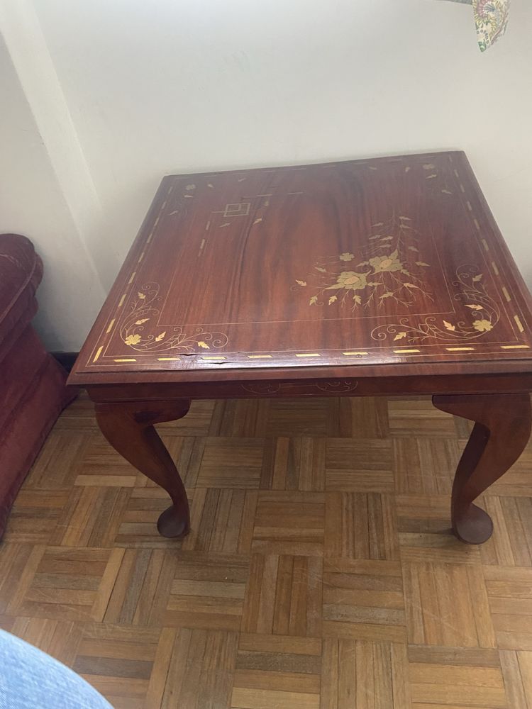 Mesa de madeira com feyalhes dourados