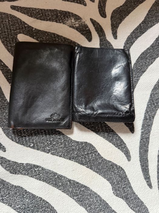 Dwa skórzane portfele