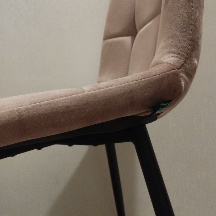 Крісло- стілець вілюровий беж на чорних ніжках