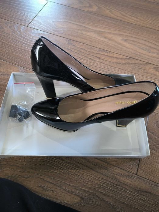 Чорні Каблучки...