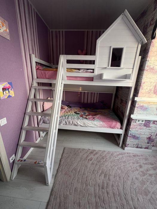 Двухярусне дитяче ліжко з дерева у чудовому стані з матрасами