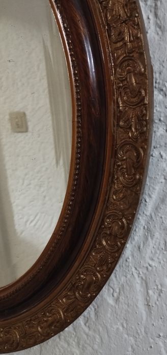 Espelho com moldura dourada