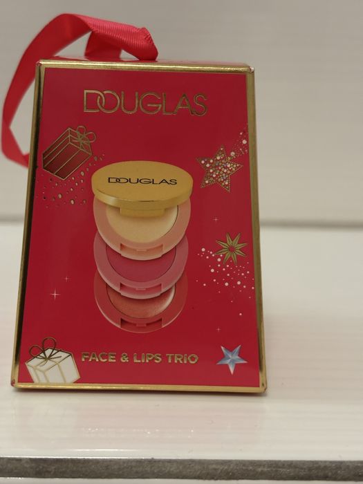 Rozświetlacz , róż , lip balm