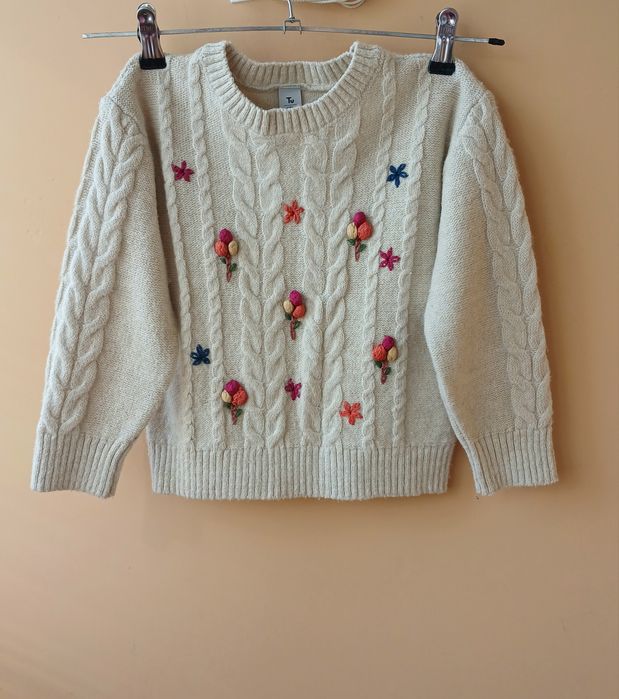 Бежева тепла кофтинка з вишивкою на 6 років