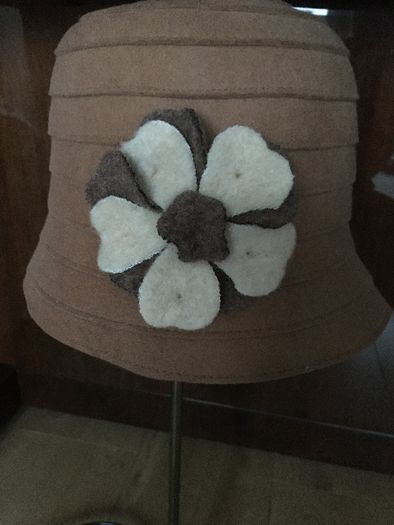 Kapelusz wełniany brązowy z kwiatem galeria lafayette