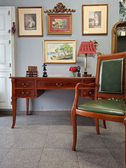 Secretária Clássica em Madeira com Tampo em Pele Verde + Cadeira.