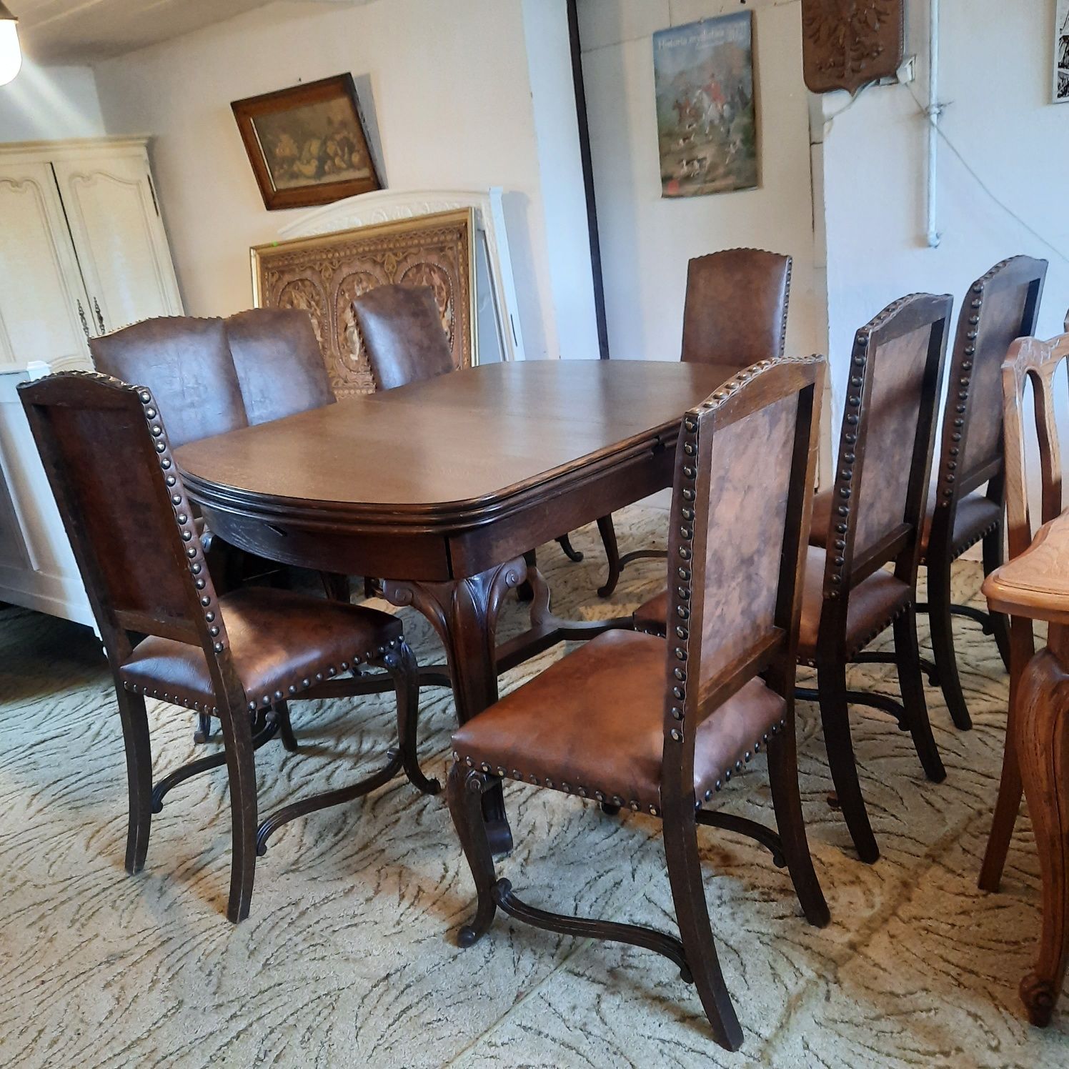 Piękna stara dębowa jadalnia stół i osiem krzeseł  kredens i pomocnik