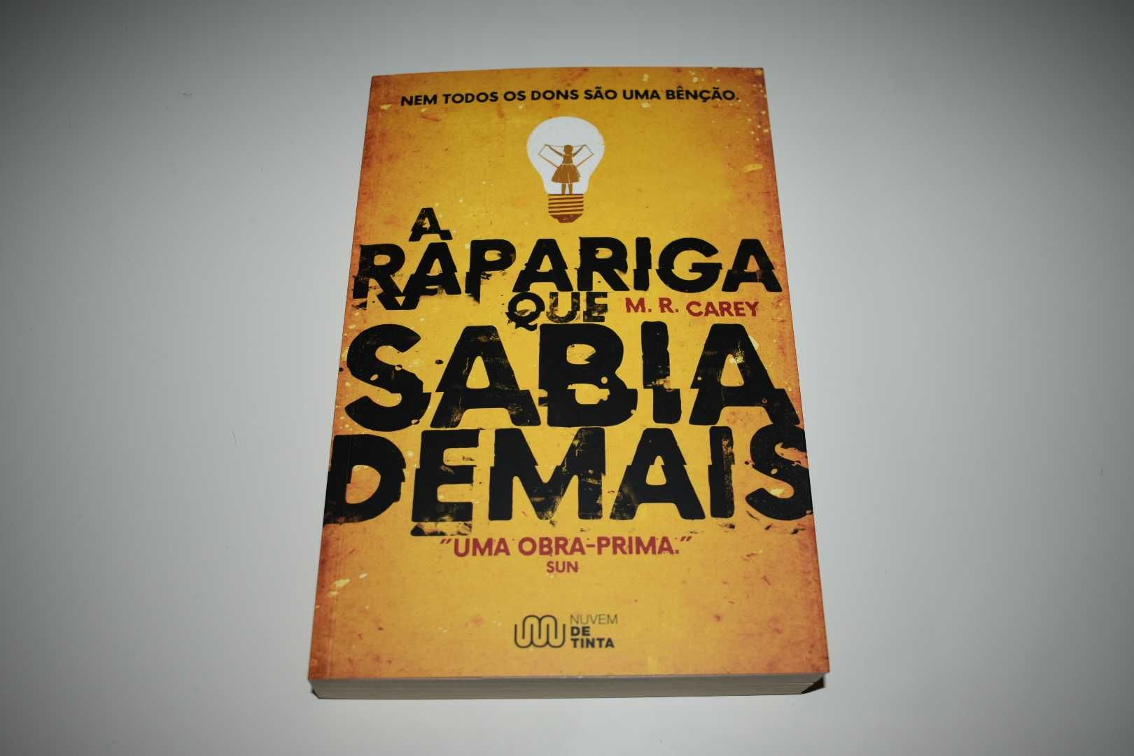 Livro “A Rapariga que Sabia Demais”, de M. R. Carey