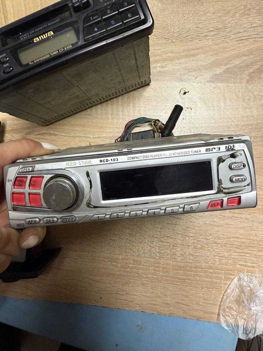 Zestaw 2 radia samochodowe – Aiwa, Red Star